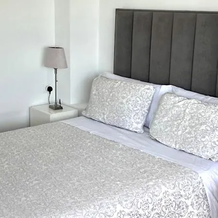 Beachfront - Beachside With Stunning Sea Views Μαρμπέλλα